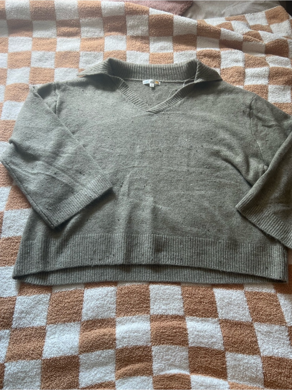 C&C California Olive V-Neck 3/4 Sleeve Sweater